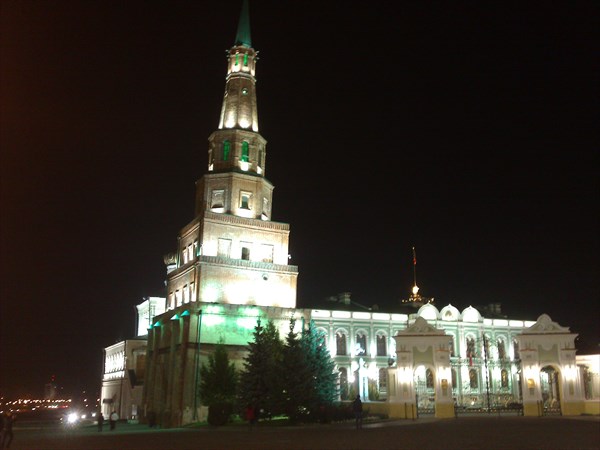 Башня Сююмбике и Губернаторский дворец (Казань)